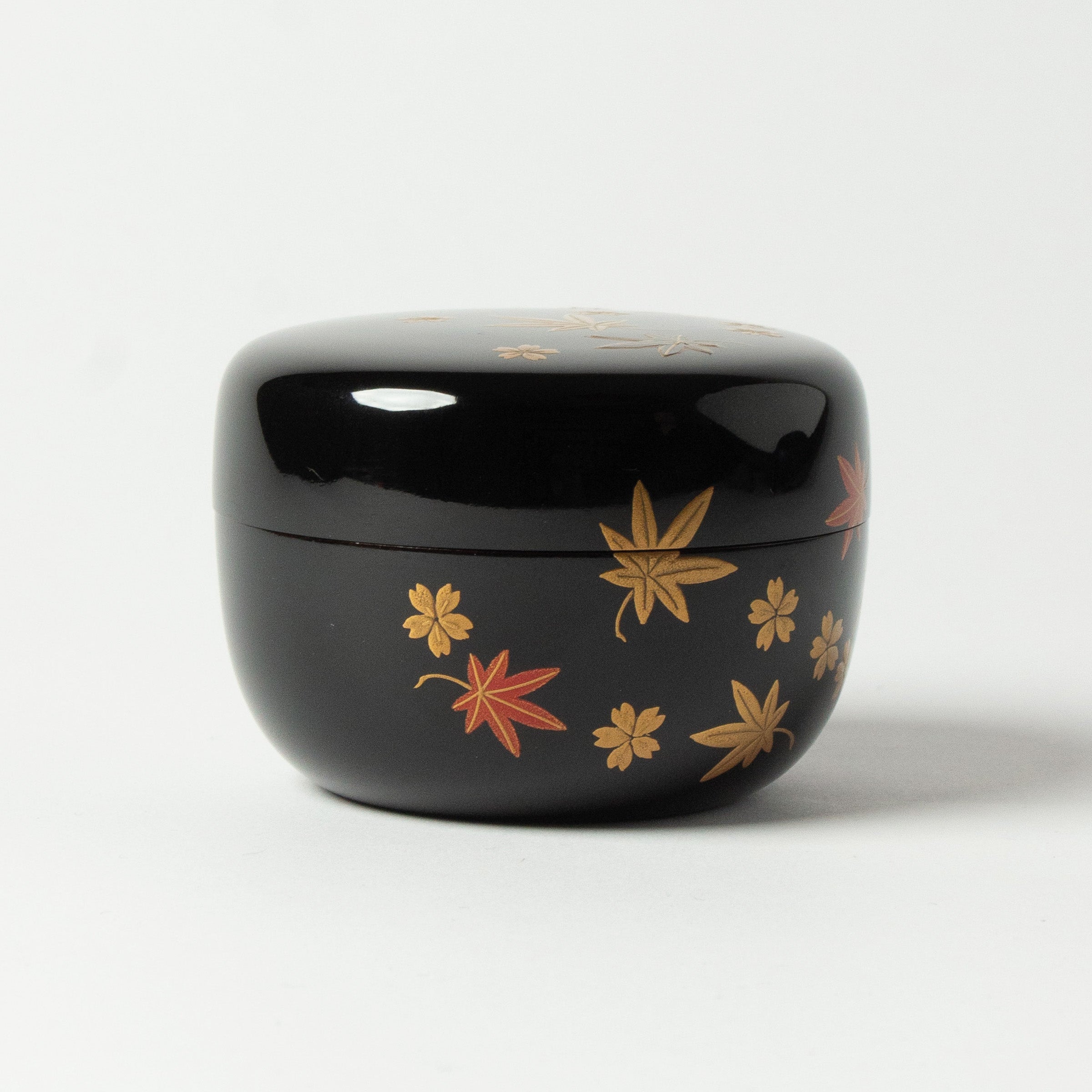 Natsume (tea box) Japanese urushi lacquer and gold powder maki-e decoration, Shunju motif (spring and autumn)