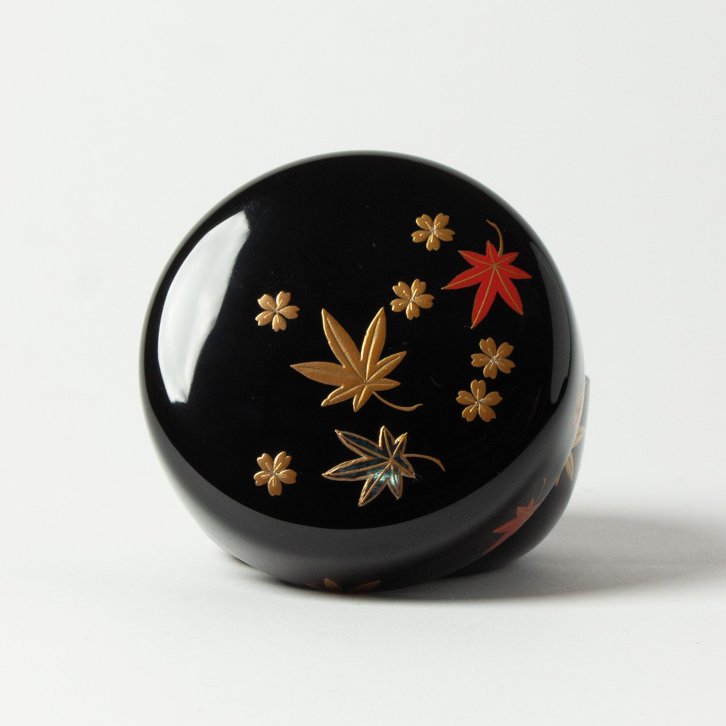 Natsume (tea box) Japanese urushi lacquer and gold powder maki-e decoration, Shunju motif (spring and autumn)