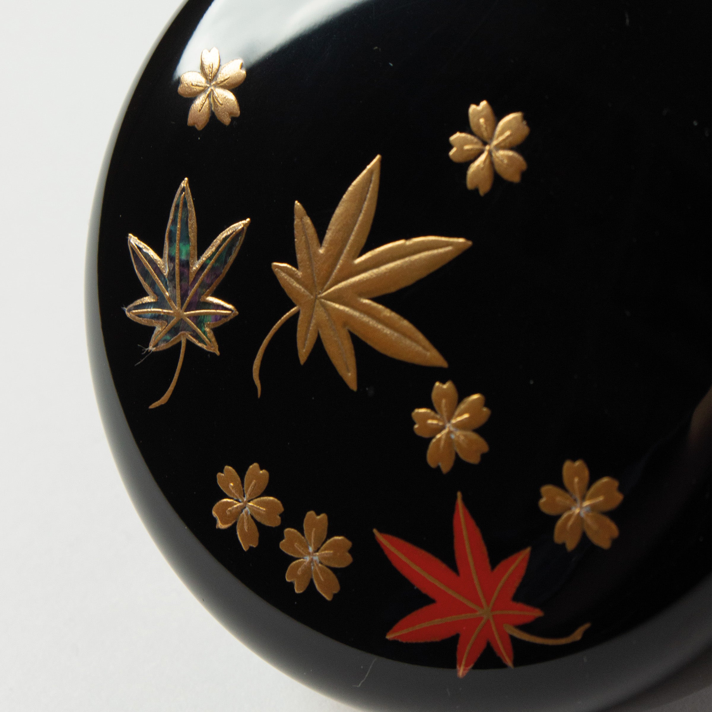 Natsume (tea box) Japanese urushi lacquer and gold powder maki-e decoration, Shunju motif (spring and autumn)