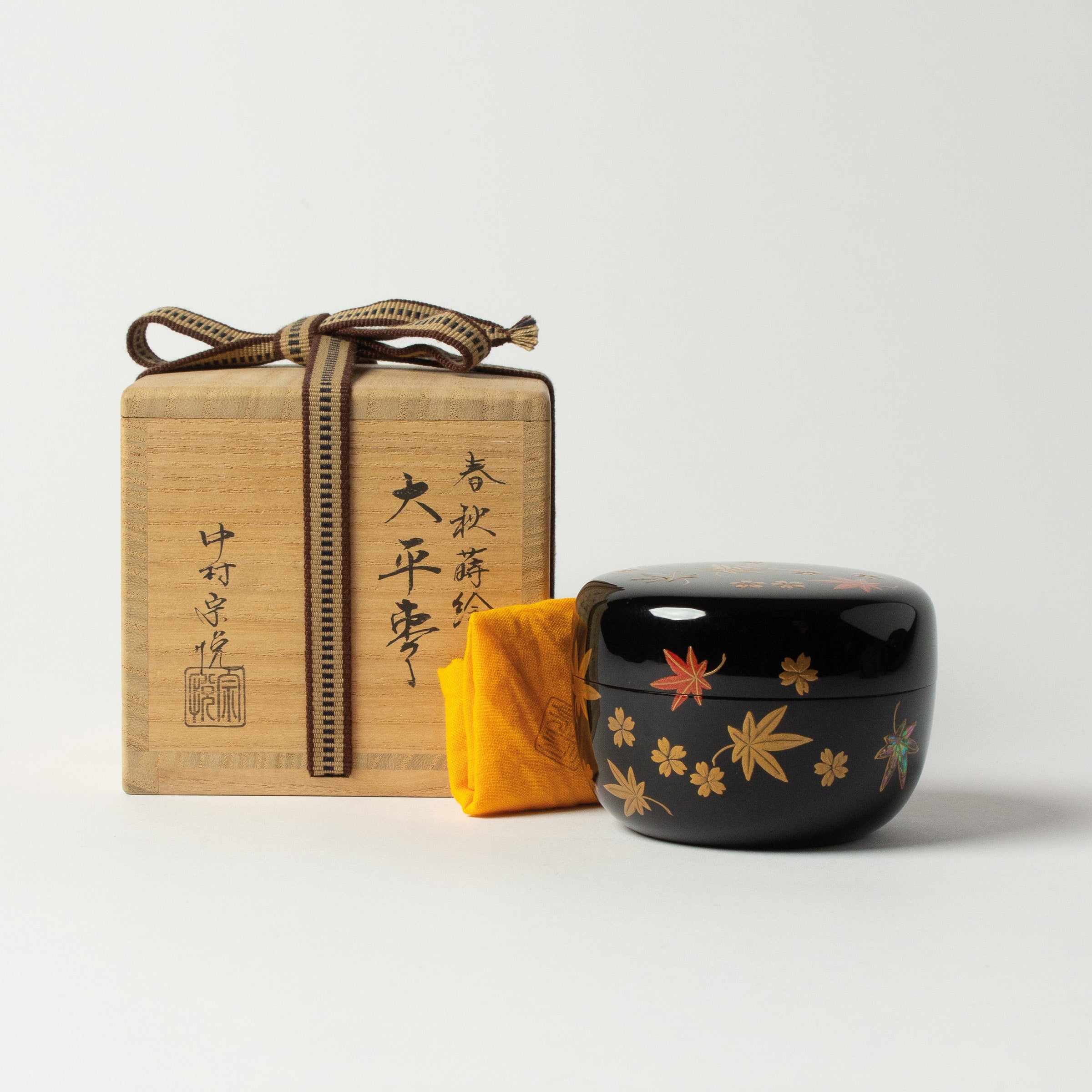 Natsume (tea box) Japanese urushi lacquer and gold powder maki-e decoration, Shunju motif (spring and autumn)