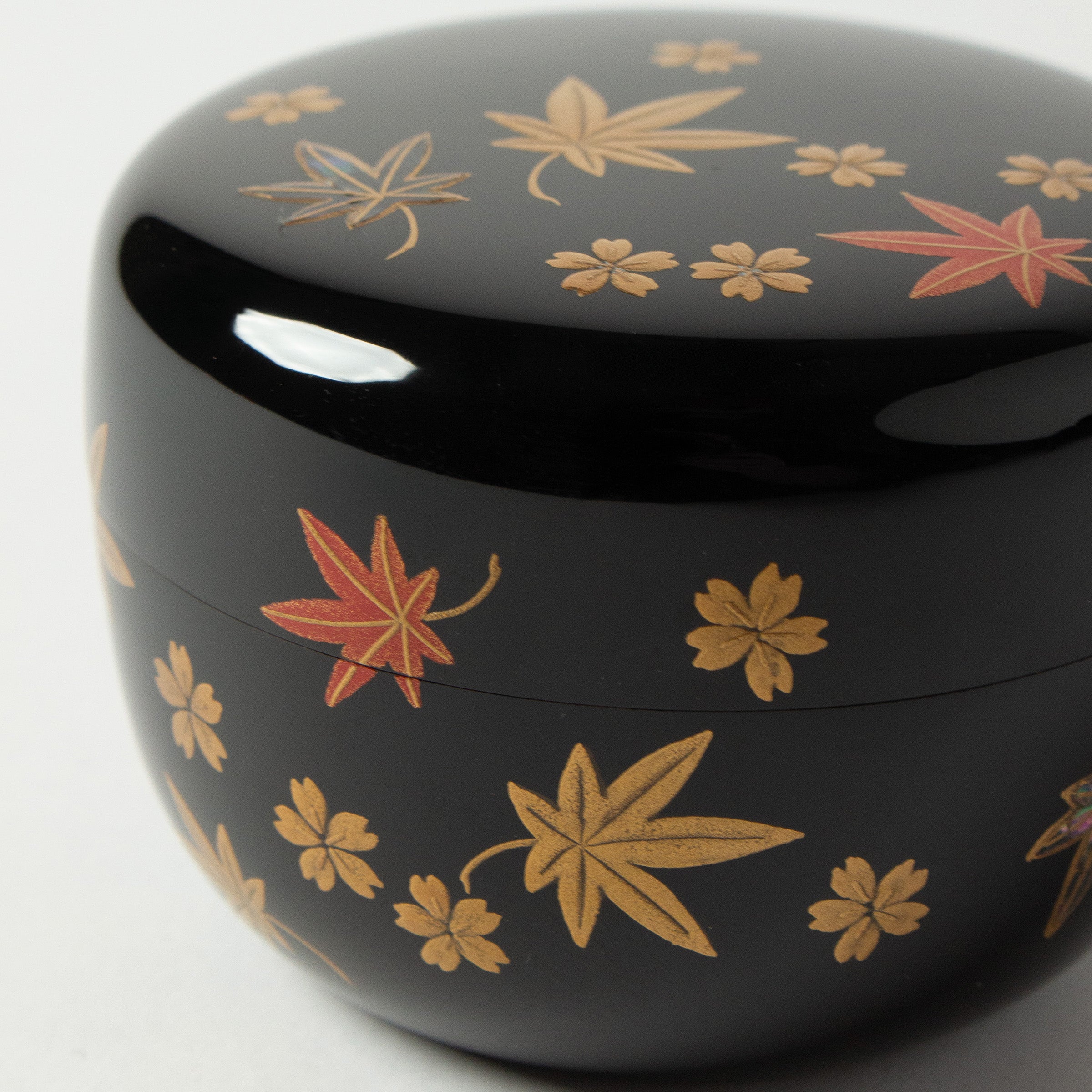 Natsume (tea box) Japanese urushi lacquer and gold powder maki-e decoration, Shunju motif (spring and autumn)