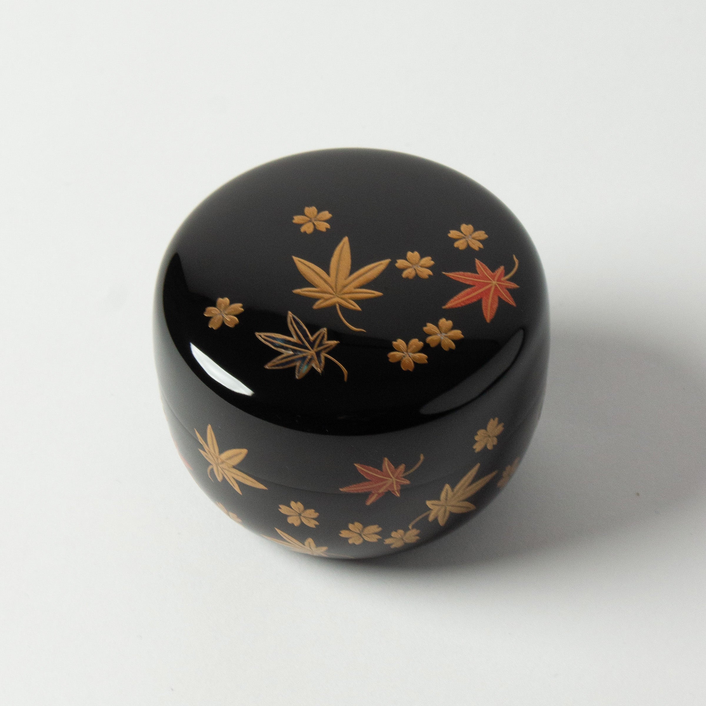 Natsume (tea box) Japanese urushi lacquer and gold powder maki-e decoration, Shunju motif (spring and autumn)