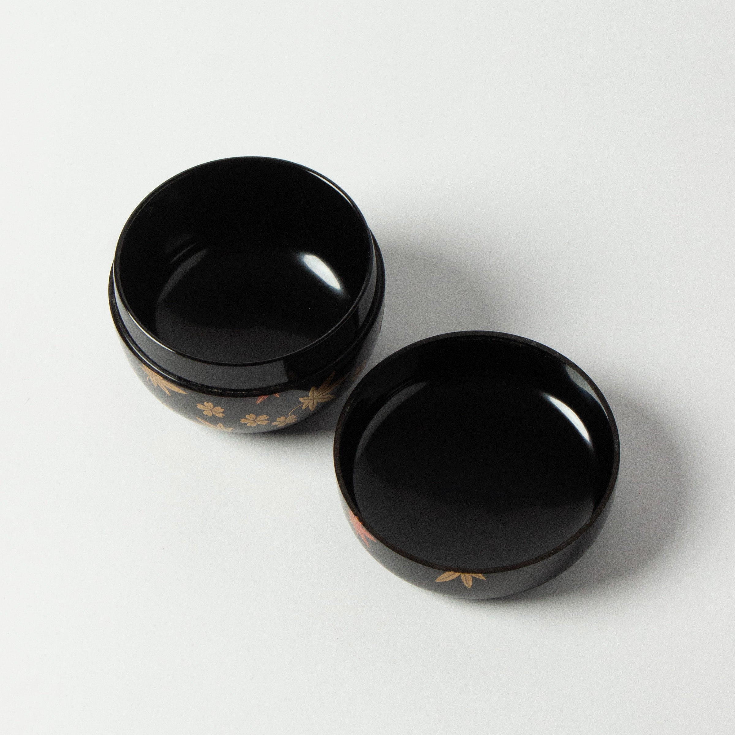 Natsume (tea box) Japanese urushi lacquer and gold powder maki-e decoration, Shunju motif (spring and autumn)