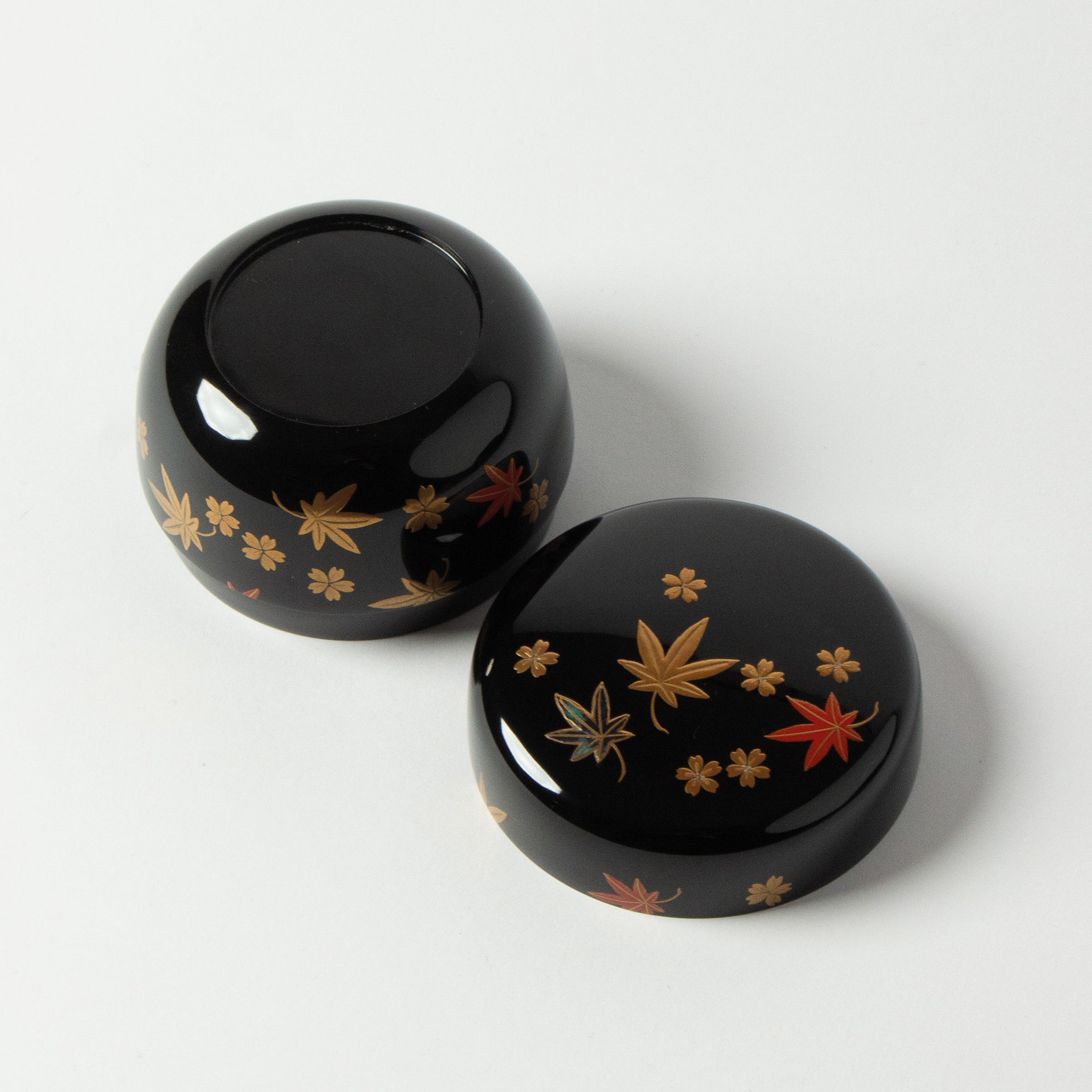 Natsume (tea box) Japanese urushi lacquer and gold powder maki-e decoration, Shunju motif (spring and autumn)