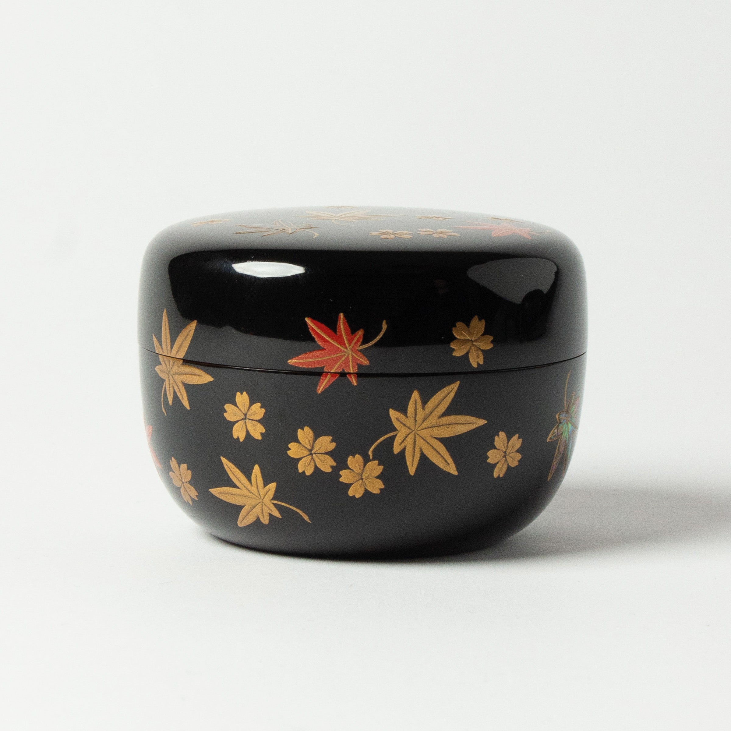 Natsume (tea box) Japanese urushi lacquer and gold powder maki-e decoration, Shunju motif (spring and autumn)