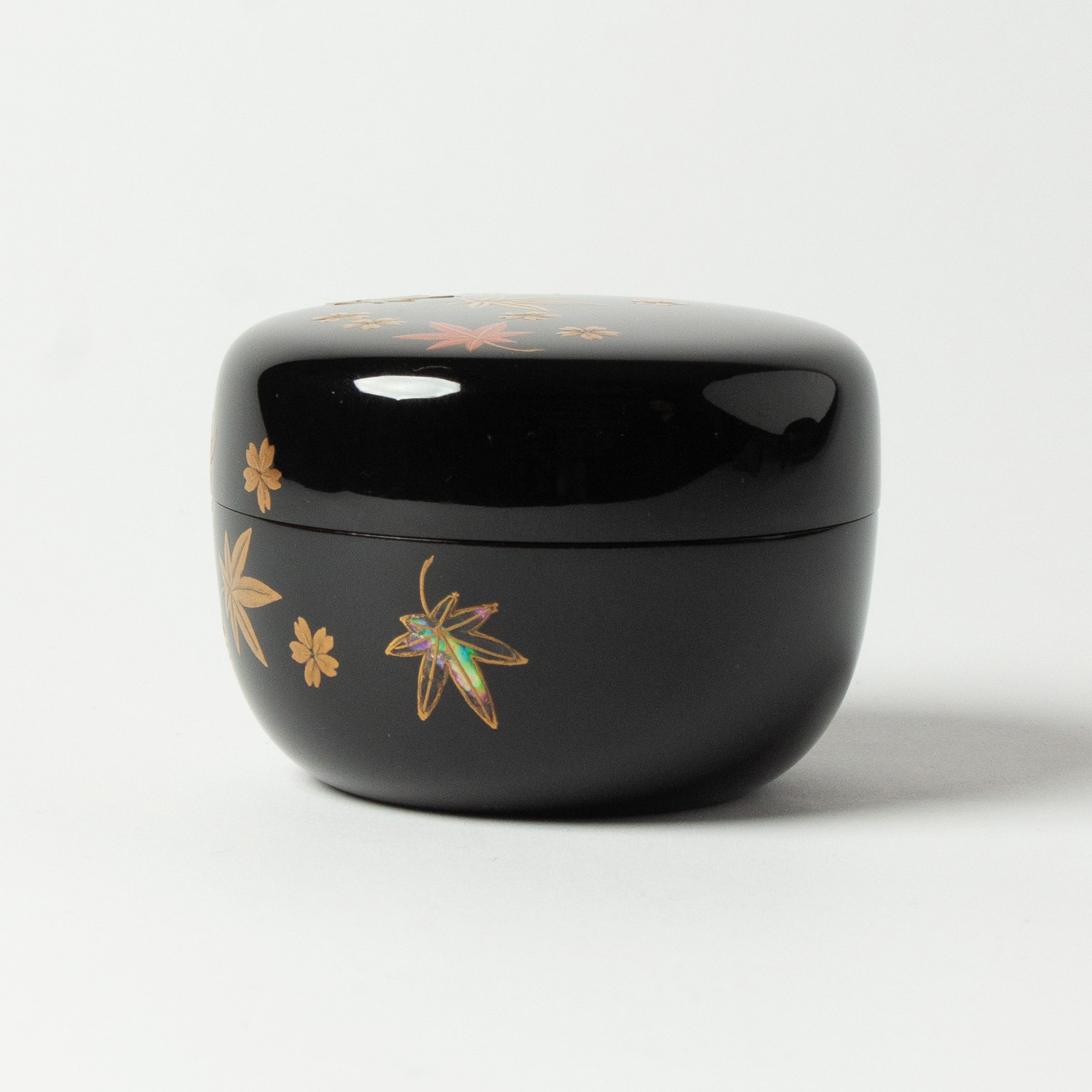 Natsume (tea box) Japanese urushi lacquer and gold powder maki-e decoration, Shunju motif (spring and autumn)