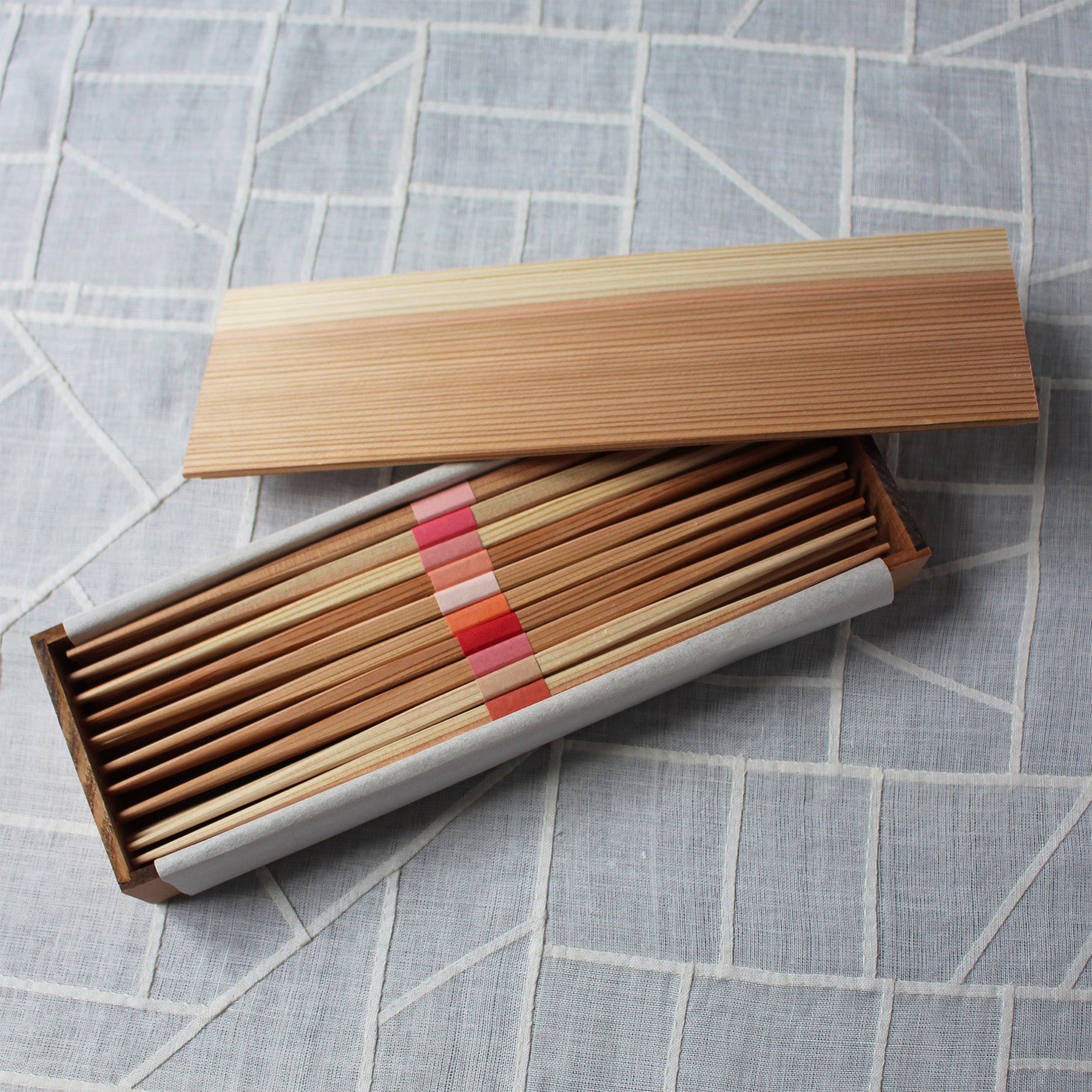 Box of 30 hinoki wood chopsticks